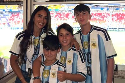 Vợ Messi ra sân chúc mừng chồng