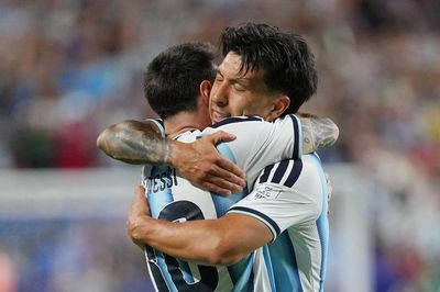 Trung vệ MU rực sáng không kém Messi