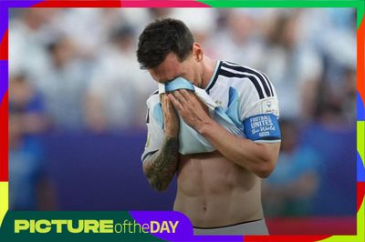 Khoảnh khắc World Cup: Nước mắt thiên tài Messi