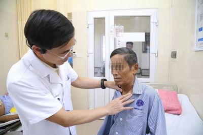 Hút thuốc lá nhiều năm, người bệnh gặp thách thức khi điều trị ung thư
