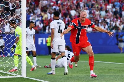 Haaland gây chú ý với dòng tên trên áo trong ngày ra mắt World Cup