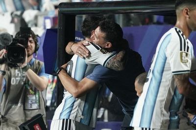 HLV Scaloni 'cạn lời' với Messi