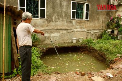 Sơ tán người dân sau vụ 'hố tử thần' xuất hiện sát nhà ở Thái Nguyên
