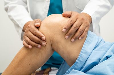 Thoát khỏi chuỗi ngày tàn phế do thoái hóa: Sự hồi sinh vận động sau phẫu thuật thay khớp gối