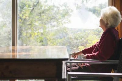 Cô đơn tuổi già: Mối nguy âm thầm đối với sức khỏe tinh thần người cao tuổi