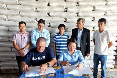 Bàn giao 1.200 tấn gạo do Việt Nam sản xuất cho Cuba