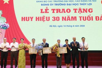 Trao tặng Huy hiệu 30 năm tuổi Đảng cho các đảng viên của Trường đại học Thủy lợi