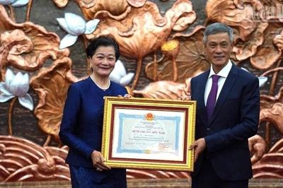 Trao Huân chương Hữu nghị tặng nguyên Đại sứ Campuchia tại Việt Nam Chea Kimtha