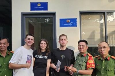 Niềm vui của du khách Nga tại trụ sở công an ở TPHCM