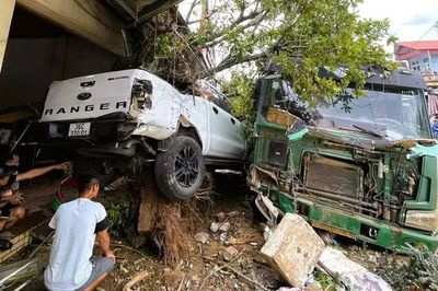 Xe tải mất lái tông trúng ô tô đậu bên đường, bật gốc cây lộc vừng