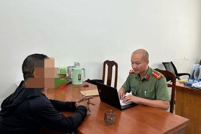 Công an làm việc với người đàn ông vì tương tác với trang Thoibao.de