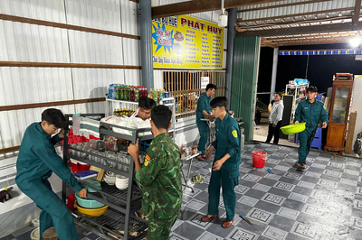 Cà Mau: Lực lượng vũ trang xã Đất Mũi xuyên đêm di dời tài sản giúp dân