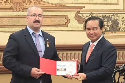 Tổng Lãnh sự Nga chào từ biệt lãnh đạo TPHCM