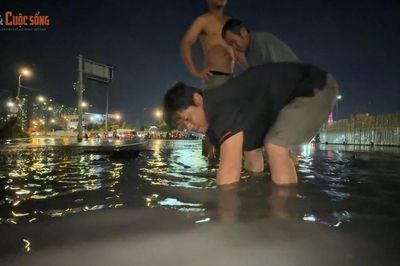 [GALLERY] Container 'dính bẫy' công trình trọng điểm sau trận mưa lớn