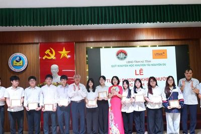 Quỹ Khuyến học, khuyến tài Nguyễn Du tuyên dương hơn 100 học sinh xuất sắc