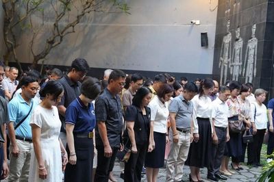 Ngòi bút giữa ngục tù và lửa đạn