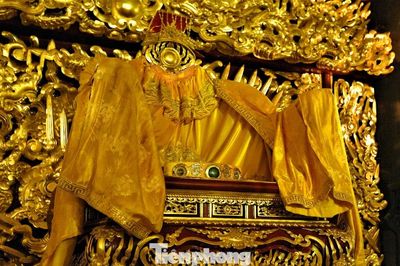 Tận thấy ngai vua dát vàng ở khu di tích nổi tiếng Thanh Hóa