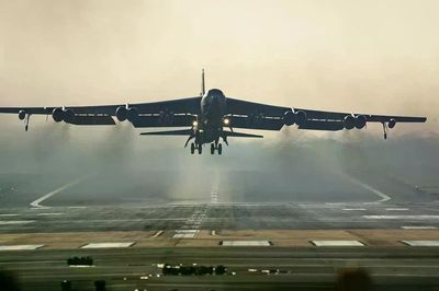 Tai nạn chết người đặt câu hỏi về 'pháo đài bay' B-52 già cỗi của Không quân Mỹ