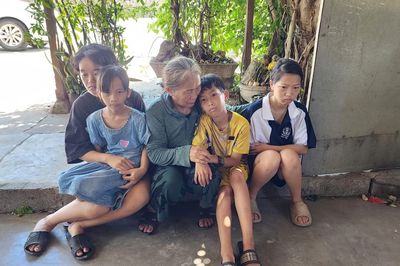 Ngày nhặt ve chai, đêm bán cháo, bà U70 gồng gánh nuôi 4 cháu mồ côi