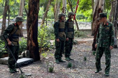 Cận cảnh quân đội 'siêu âm' lòng đất tìm mộ liệt sĩ ở công viên Lê Thị Riêng