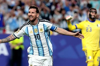 Messi vượt Ronaldo, đi vào lịch sử World Cup