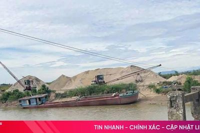 Đã bị 'tuýt còi', bến thủy trên sông La không phép vẫn đón phà chở cát