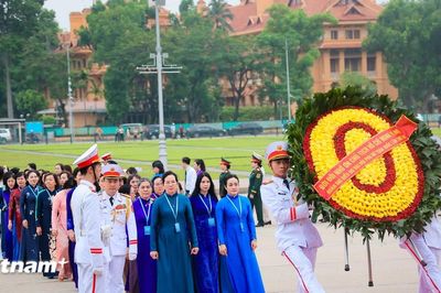 Đoàn đại biểu dự Đại hội Phụ nữ toàn quốc lần thứ XIV vào Lăng viếng Chủ tịch Hồ Chí Minh