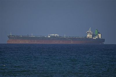 Tàu chở dầu Iran đầu tiên rời eo biển Hormuz, giá dầu tiếp tục giảm sau mốc thấp nhất 3 tháng