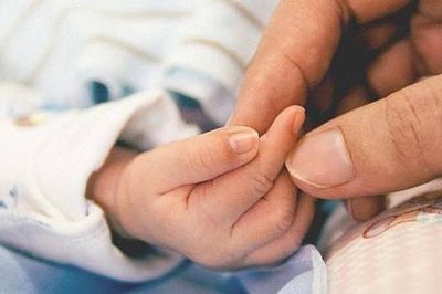 Con nhỏ tử vong bất thường, người mẹ bị bắt