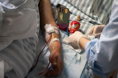 Bé trai 10 tuổi suýt tử vong vì uống nước kiểu 'lạ đời', bác sĩ nói thẳng điều nguy hiểm ít ai ngờ