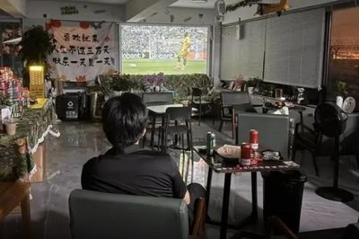 'Chuyện lạ' ở quán cà phê mùa World Cup