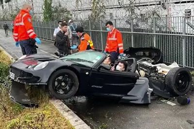 Xe thể thao mất lái, đâm cột điện vỡ nát, 2 người sống sót khó tin