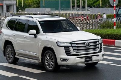 Toyota Land Cruiser giá hơn 4 tỷ đồng vẫn bán tốt tại Việt Nam