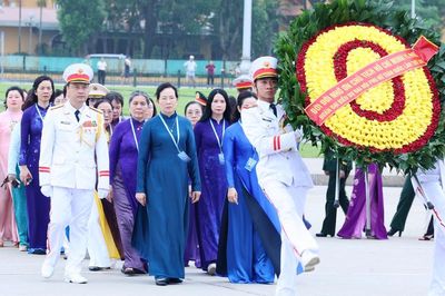 Đoàn Đại biểu dự Đại hội Phụ nữ toàn quốc lần thứ XIV vào Lăng viếng Chủ tịch Hồ Chí Minh