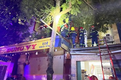 Chạy đua thời gian, giải cứu 3 người mắc kẹt trong nhà đang cháy