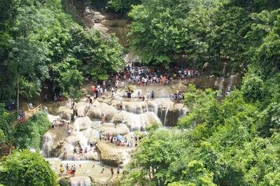 Hàng nghìn du khách đến với thác Mây mỗi ngày