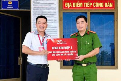 Công an xã An Biên tặng 1.000 móc khóa an ninh trật tự cho người dân
