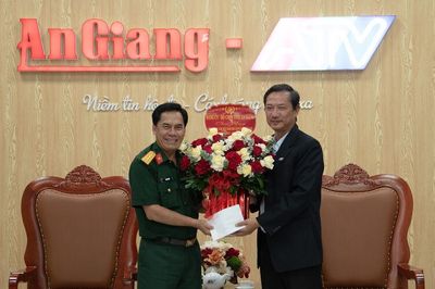 Bộ Chỉ huy Quân sự tỉnh An Giang chúc mừng Báo và Phát thanh - Truyền hình An Giang nhân Ngày Báo chí Cách mạng Việt Nam