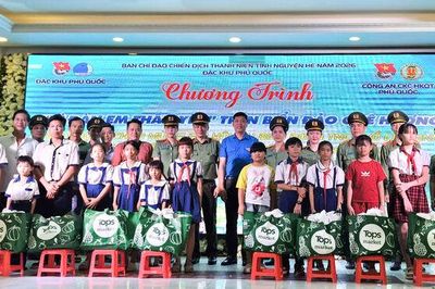 Đoàn Thanh niên đặc khu Phú Quốc thực hiện chương trình tặng túi an sinh - đồng hành vì biển, đảo quê hương