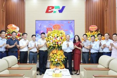 Phó Chủ tịch Thường trực UBND tỉnh Mai Sơn chúc mừng những người làm báo tỉnh Bắc Ninh nhân dịp 21/6