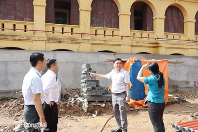 Bí thư Đảng ủy phường Trấn Biên Hồ Văn Nam khảo sát các công trình giáo dục, văn hóa trọng điểm