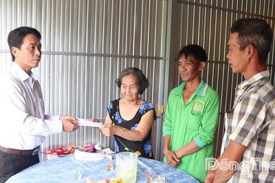 Lãnh đạo xã Mỹ Thọ thăm, hỗ trợ gia đình người lao động tử vong