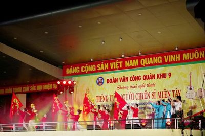 Đoàn Văn công Quân khu 9 biểu diễn nghệ thuật phục vụ cán bộ, chiến sĩ và người dân