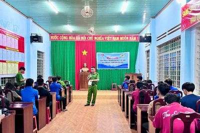 Đoàn xã Đức Cơ phối hợp tuyên truyền pháp luật cho thanh thiếu niên