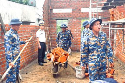 Kho 858 thăm, động viên lực lượng xây dựng nhà cho đối tượng chính sách