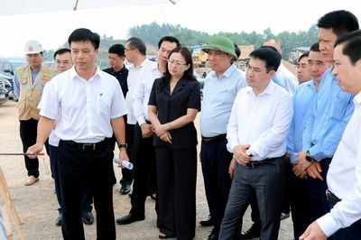 Thường trực Tỉnh ủy kiểm tra tiến độ thi công Dự án Nhà ở xã hội Yên Ninh và hạ tầng Khu công nghiệp Trấn Yên