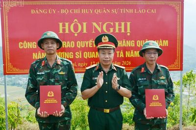 Công bố, trao quyết định thăng quân hàm cấp Thượng tá cho 2 cán bộ