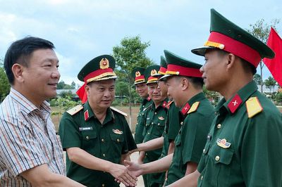 Phó Bí thư Tỉnh ủy Lâm Đồng Bùi Thắng thăm Trung đoàn Bộ binh 994A