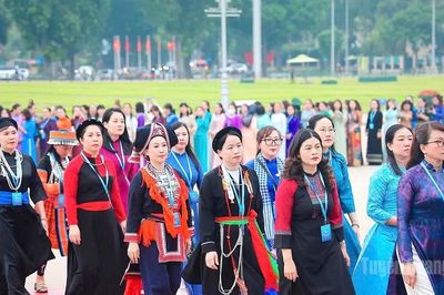 Đoàn đại biểu dự Đại hội Phụ nữ toàn quốc lần thứ XIV vào Lăng viếng Chủ tịch Hồ Chí Minh
