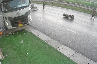 Thót tim xe đầu kéo bẻ lái cực gắt, né 2 người ngã xe máy trong gang tấc